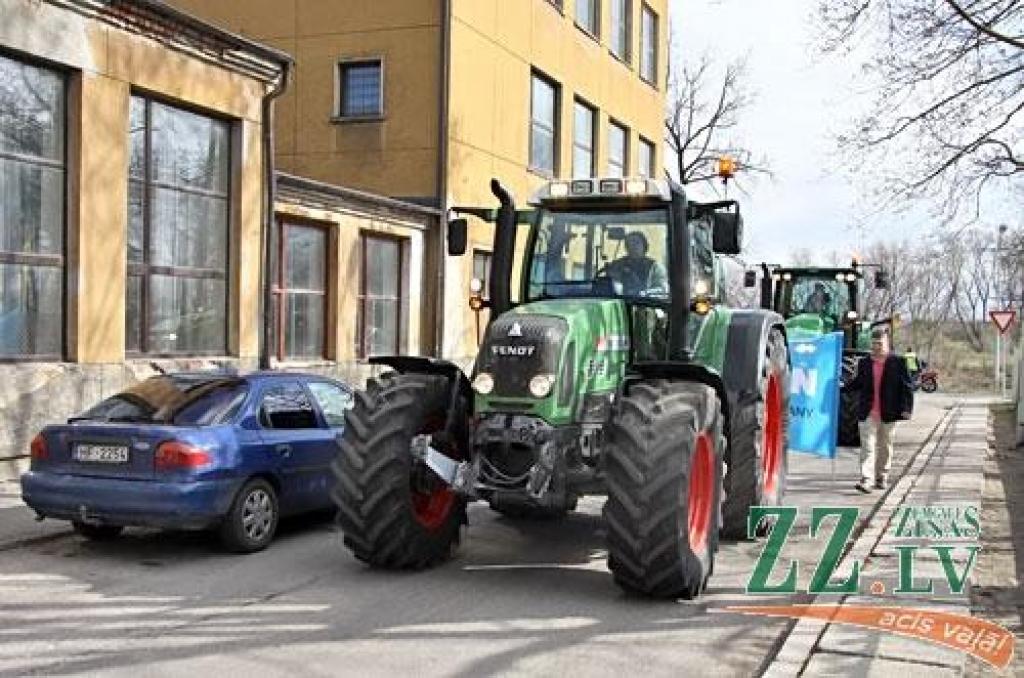 23.aprīlī ar varenu studentu gājienu un auto tehnikas parādi «mehi» soļoja uz Tehnisko fakultāti (TF), kādreizējo Mehanizācijas fakultāti, ieskandinot 16.Mehu dienas ar devīzi «Tur mana laime, kur Mehu saime».

Iespaidīgā tehnikas parāde...