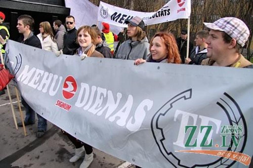 23.aprīlī ar varenu studentu gājienu un auto tehnikas parādi «mehi» soļoja uz Tehnisko fakultāti (TF), kādreizējo Mehanizācijas fakultāti, ieskandinot 16.Mehu dienas ar devīzi «Tur mana laime, kur Mehu saime».

Iespaidīgā tehnikas parāde...