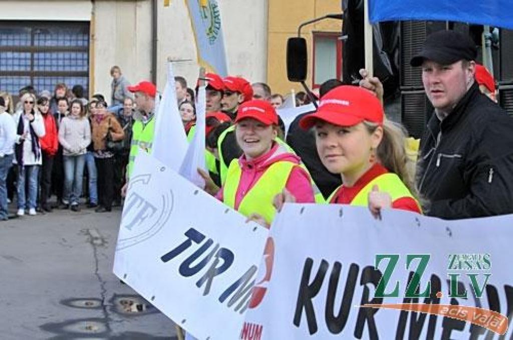 23.aprīlī ar varenu studentu gājienu un auto tehnikas parādi «mehi» soļoja uz Tehnisko fakultāti (TF), kādreizējo Mehanizācijas fakultāti, ieskandinot 16.Mehu dienas ar devīzi «Tur mana laime, kur Mehu saime».

Iespaidīgā tehnikas parāde...