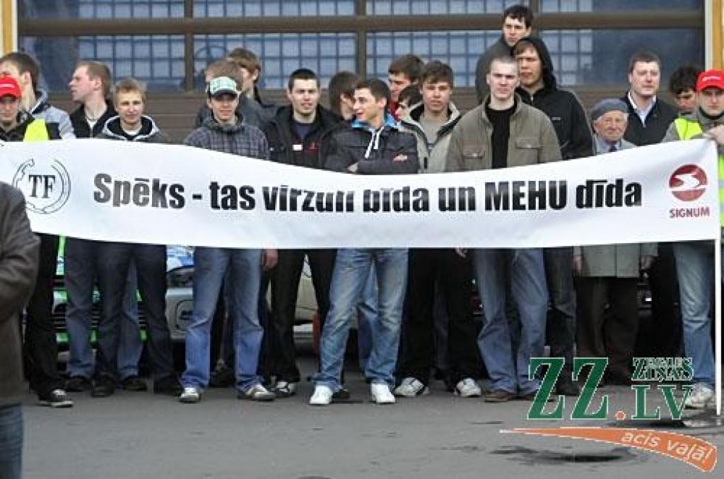 23.aprīlī ar varenu studentu gājienu un auto tehnikas parādi «mehi» soļoja uz Tehnisko fakultāti (TF), kādreizējo Mehanizācijas fakultāti, ieskandinot 16.Mehu dienas ar devīzi «Tur mana laime, kur Mehu saime».

Iespaidīgā tehnikas parāde...