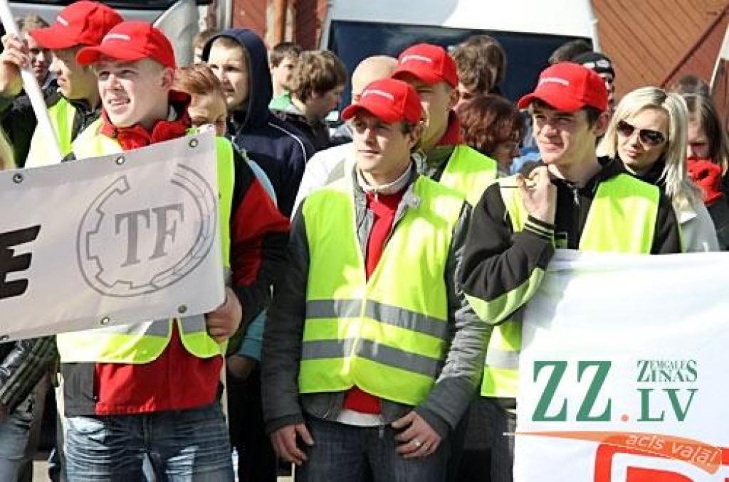 23.aprīlī ar varenu studentu gājienu un auto tehnikas parādi «mehi» soļoja uz Tehnisko fakultāti (TF), kādreizējo Mehanizācijas fakultāti, ieskandinot 16.Mehu dienas ar devīzi «Tur mana laime, kur Mehu saime».

Iespaidīgā tehnikas parāde...