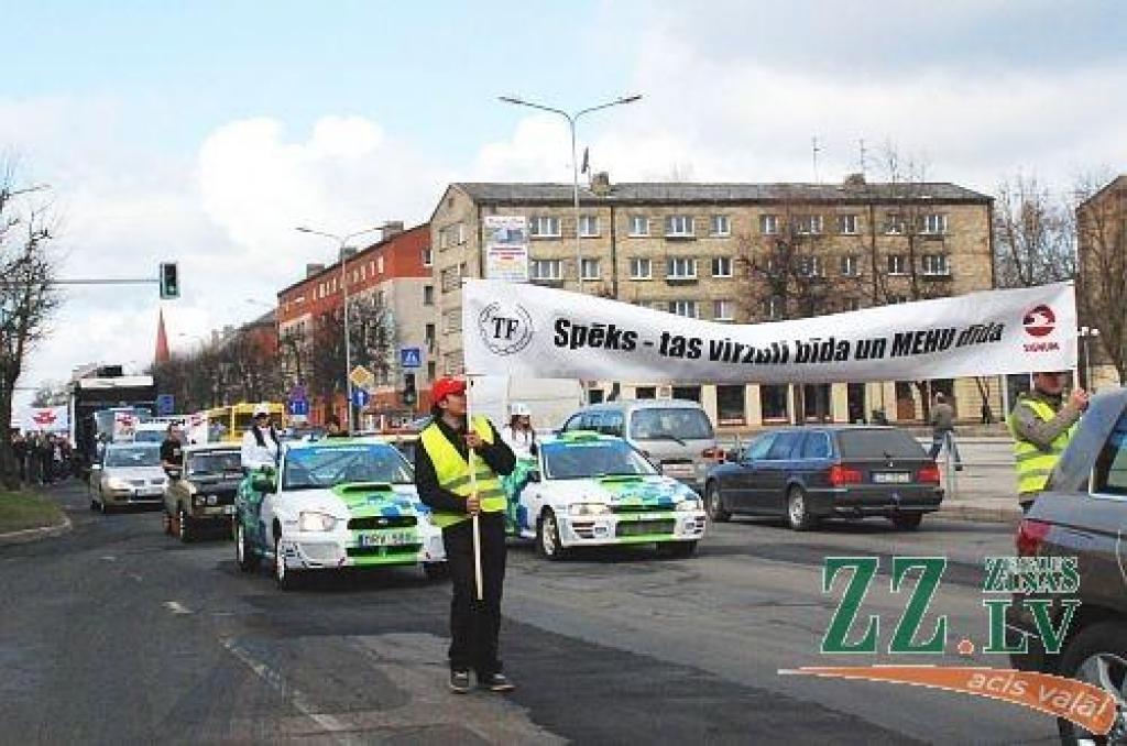 23.aprīlī ar varenu studentu gājienu un auto tehnikas parādi «mehi» soļoja uz Tehnisko fakultāti (TF), kādreizējo Mehanizācijas fakultāti, ieskandinot 16.Mehu dienas ar devīzi «Tur mana laime, kur Mehu saime».

Iespaidīgā tehnikas parāde...
