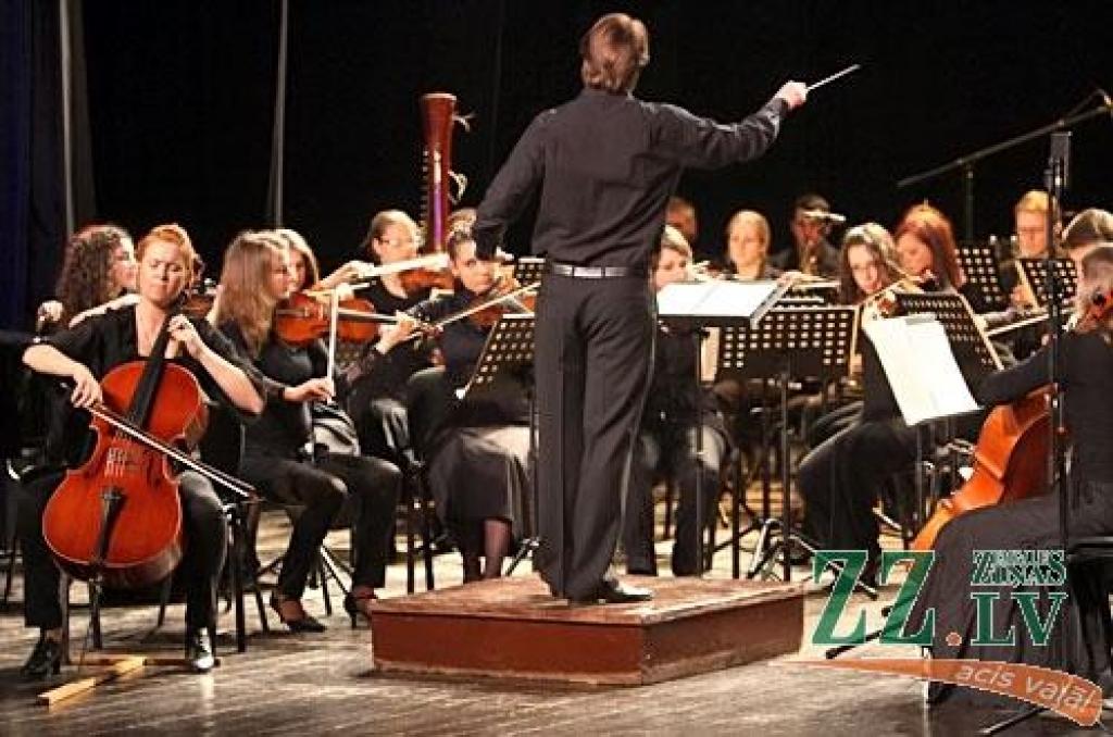 Trešdien pulksten 17.30 pilsētas kultūras namā notika Jelgavas Mūzikas vidusskolas lielais pavasara koncerts.
Lielā pavasara koncerta otrajai daļai toni uzdeva Raita Ašmaņa vadītais Mūzikas vidusskolas bigbends, bet pirmajā skanēja...