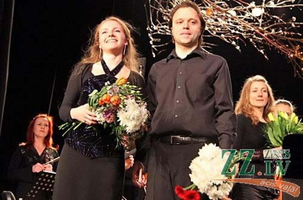 Trešdien pulksten 17.30 pilsētas kultūras namā notika Jelgavas Mūzikas vidusskolas lielais pavasara koncerts.
Lielā pavasara koncerta otrajai daļai toni uzdeva Raita Ašmaņa vadītais Mūzikas vidusskolas bigbends, bet pirmajā skanēja...