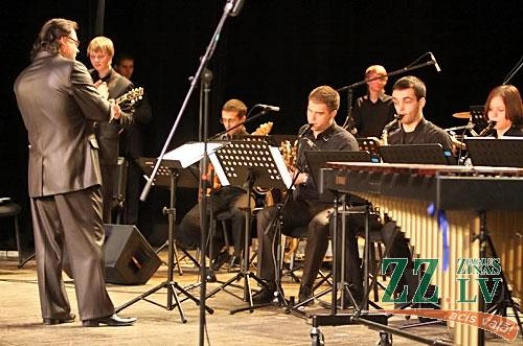 Trešdien pulksten 17.30 pilsētas kultūras namā notika Jelgavas Mūzikas vidusskolas lielais pavasara koncerts.
Lielā pavasara koncerta otrajai daļai toni uzdeva Raita Ašmaņa vadītais Mūzikas vidusskolas bigbends, bet pirmajā skanēja...
