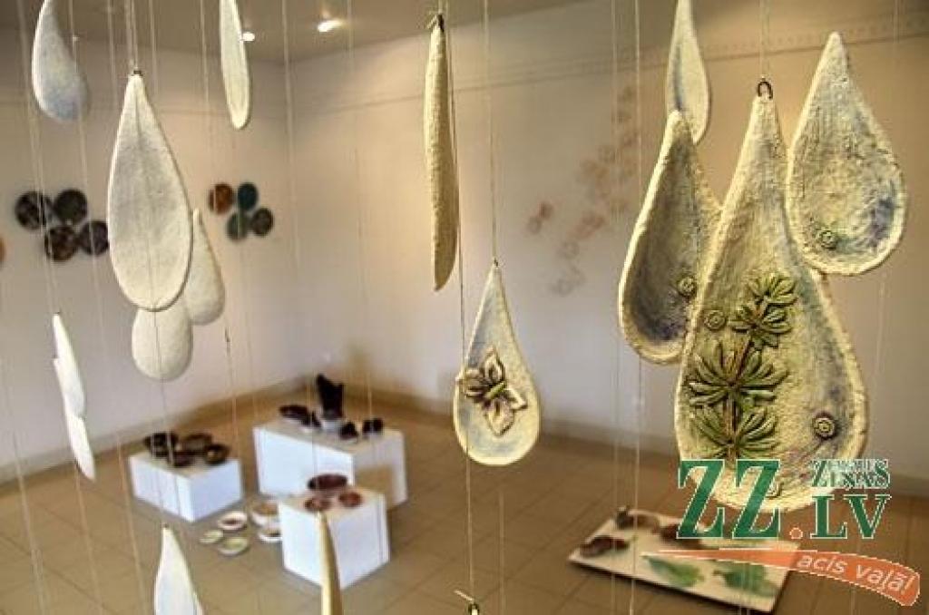 Pavisam klusi Jelgavas Mākslas skolas galerijā savu izstādi atklājušas trīs Jelgavas keramiķes – Undīne Stepka, Valda Semane un Sarmīte Zutere –, mākslinieces, kas savulaik strādājušas «Latvijas keramikā» un radījušas ne vienu vien...