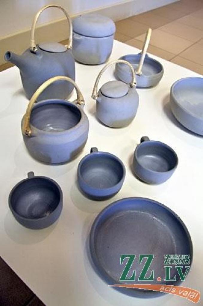 Pavisam klusi Jelgavas Mākslas skolas galerijā savu izstādi atklājušas trīs Jelgavas keramiķes – Undīne Stepka, Valda Semane un Sarmīte Zutere –, mākslinieces, kas savulaik strādājušas «Latvijas keramikā» un radījušas ne vienu vien...