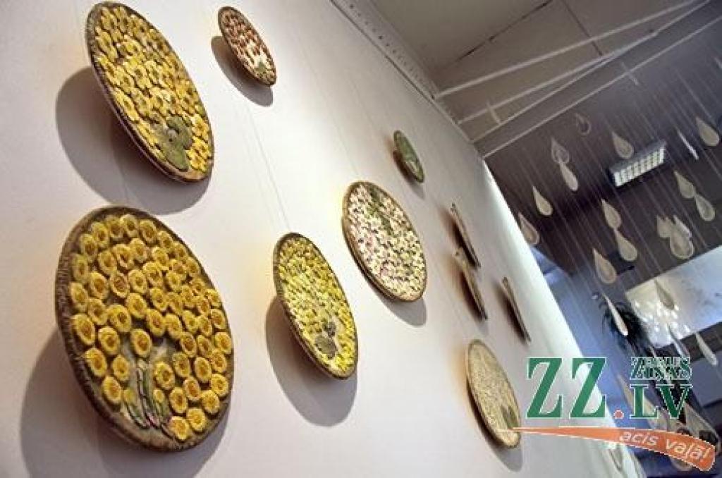 Pavisam klusi Jelgavas Mākslas skolas galerijā savu izstādi atklājušas trīs Jelgavas keramiķes – Undīne Stepka, Valda Semane un Sarmīte Zutere –, mākslinieces, kas savulaik strādājušas «Latvijas keramikā» un radījušas ne vienu vien...