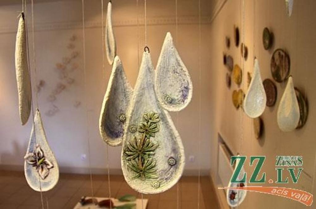 Pavisam klusi Jelgavas Mākslas skolas galerijā savu izstādi atklājušas trīs Jelgavas keramiķes – Undīne Stepka, Valda Semane un Sarmīte Zutere –, mākslinieces, kas savulaik strādājušas «Latvijas keramikā» un radījušas ne vienu vien...