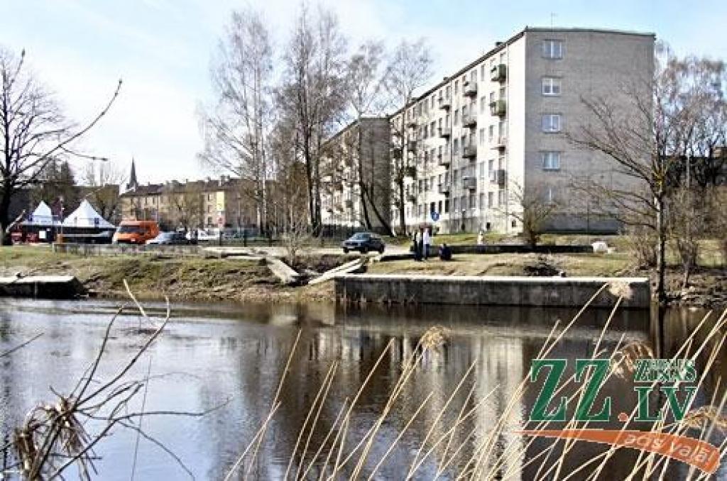 Šajā sērijā ar pirmskara Jelgavas veco vietu skatījumu tagadnē iepriekš jau vēstījām, ka gar veco Tirgus laukumu un tagadējo Hercoga Jēkaba laukumu Krišjāņa Barona iela turpinājās kā Dzirnavu iela, kas veda līdz pašam Driksas krastam, kur...