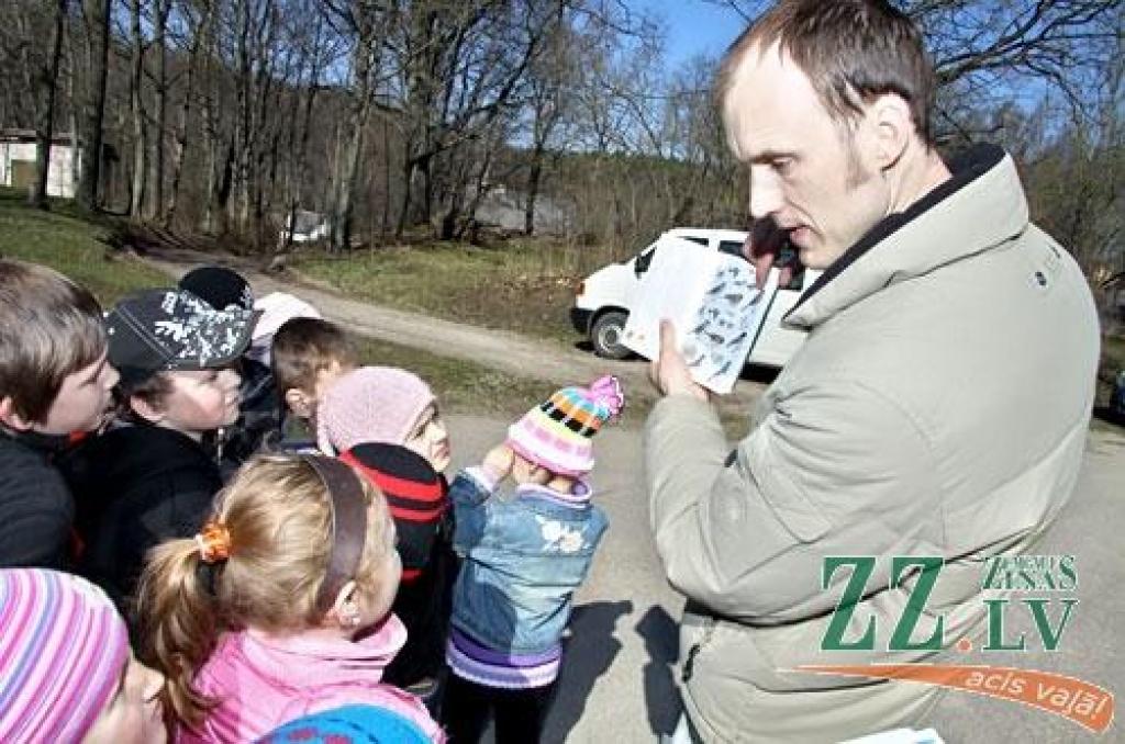 «Iestādi savu koku! Iemācies izgatavot putnu būrīti un arī ieklausies putnu balsīs! Proti rīkoties meža ugunsgrēka gadījumā!» šīs un vairākas citas ar mežu saistītas prasmes ceturtdien apguva 130 Vilces pamatskolas skolēni, sākot no...