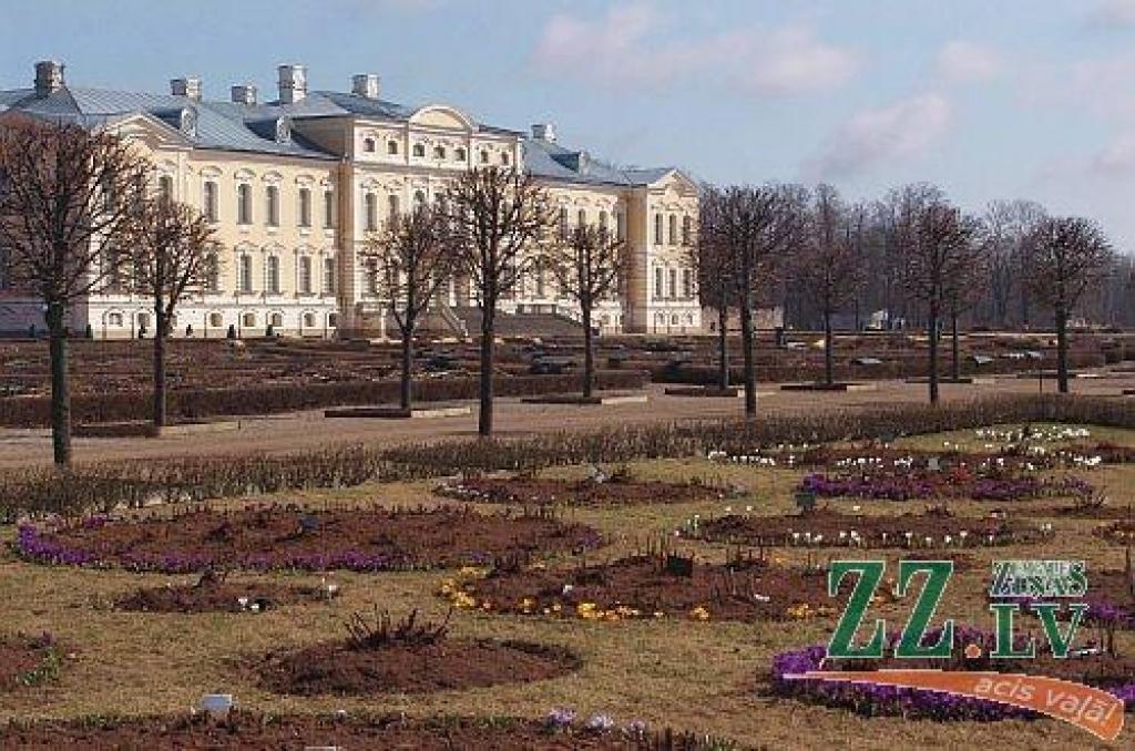 Dabā mostas pavasaris, arī pils parkā jaušamas pavasara vēsmas – uzziedējuši pirmie krokusi, īrisi un hiacintes. Arī tulpes pamazām sāk raisīt savus pumpurus.
