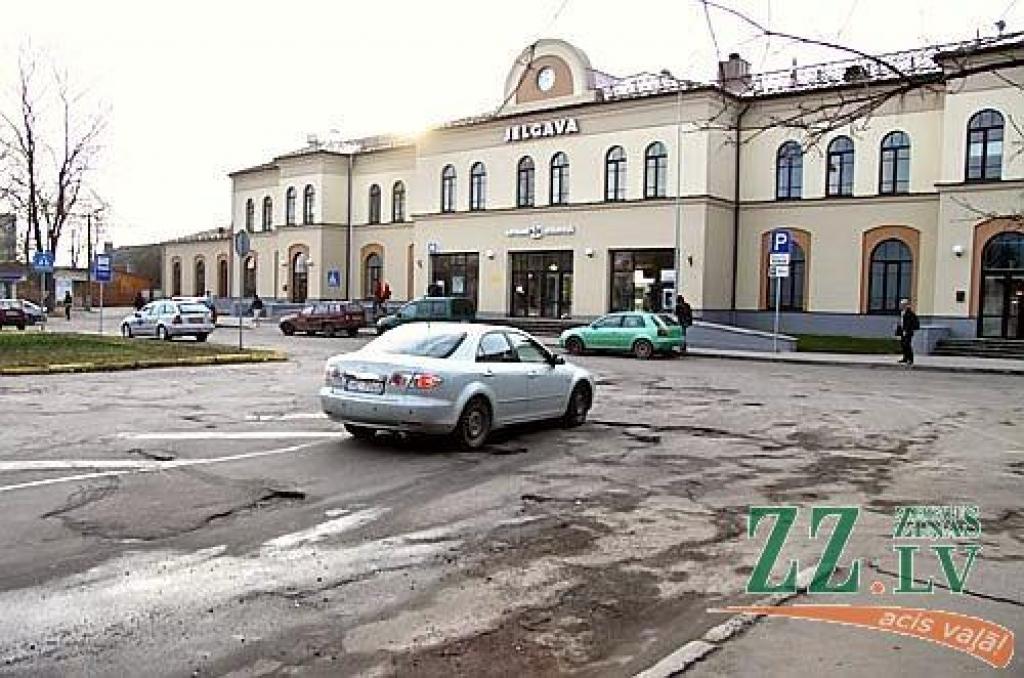 Šī ainava pēc kara mainījusies vismazāk. Vēsturiska un mūsdienās viena no vecākajām pilsētas ēkām ir Jelgavas stacija, kurai šogad aprit 128 gadi kopš uzcelšanas un 80 gadi kopš atjaunošanas.
Pēc Jelgavas Vēstures un mākslas muzeja...