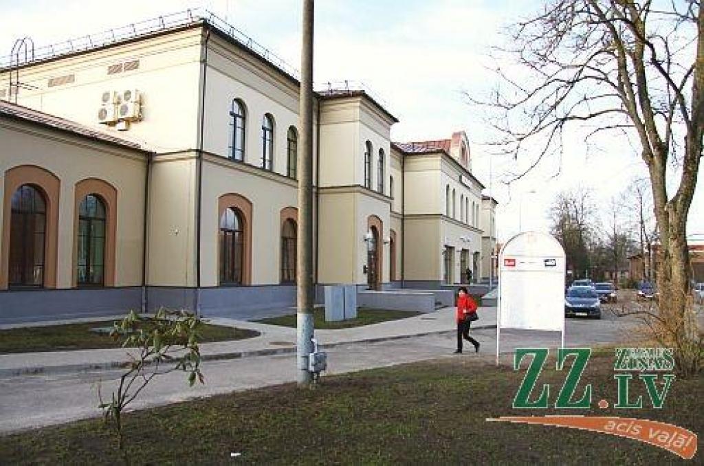 Šī ainava pēc kara mainījusies vismazāk. Vēsturiska un mūsdienās viena no vecākajām pilsētas ēkām ir Jelgavas stacija, kurai šogad aprit 128 gadi kopš uzcelšanas un 80 gadi kopš atjaunošanas.
Pēc Jelgavas Vēstures un mākslas muzeja...