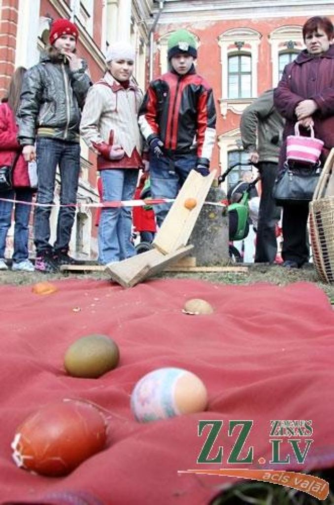 Jelgavas pils parks atkal pulcēja ģimenes uz olu ripināšanām, šūpolēm un citām izdarībām. Šķiet nu jau par gadskārtēju tradīciju kļuvis jautrais gaišzilais zaķis, kas jautri lēkā pie bērniem, un ar savu vasarīgo tērpu liek noprast, ka...