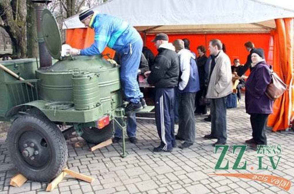 Jelgavas pils parks atkal pulcēja ģimenes uz olu ripināšanām, šūpolēm un citām izdarībām. Šķiet nu jau par gadskārtēju tradīciju kļuvis jautrais gaišzilais zaķis, kas jautri lēkā pie bērniem, un ar savu vasarīgo tērpu liek noprast, ka...