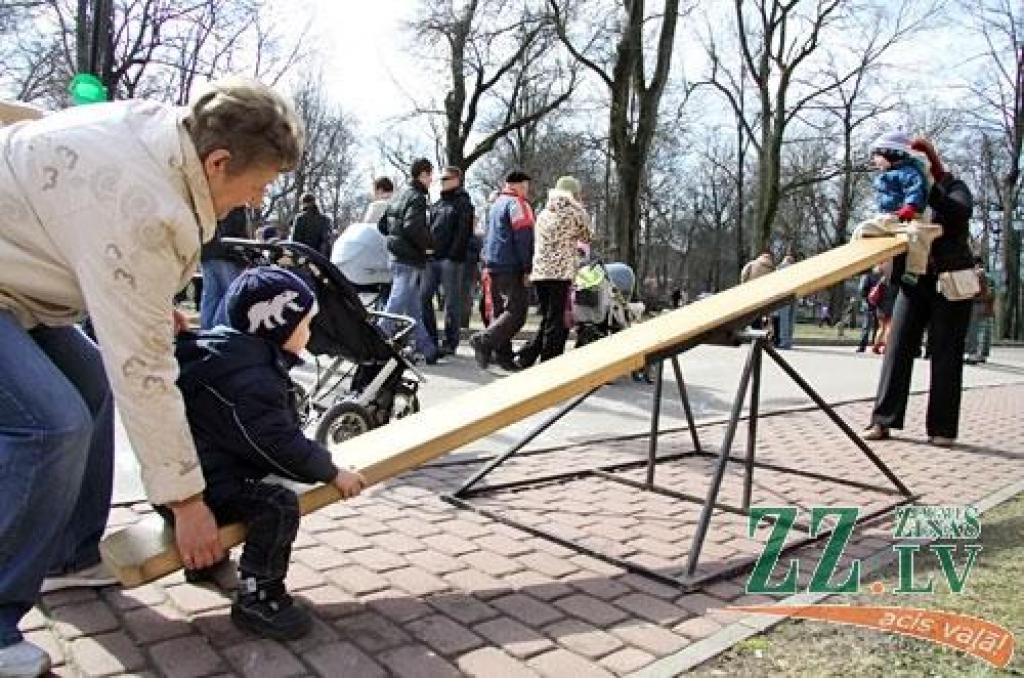 Jelgavas pils parks atkal pulcēja ģimenes uz olu ripināšanām, šūpolēm un citām izdarībām. Šķiet nu jau par gadskārtēju tradīciju kļuvis jautrais gaišzilais zaķis, kas jautri lēkā pie bērniem, un ar savu vasarīgo tērpu liek noprast, ka...