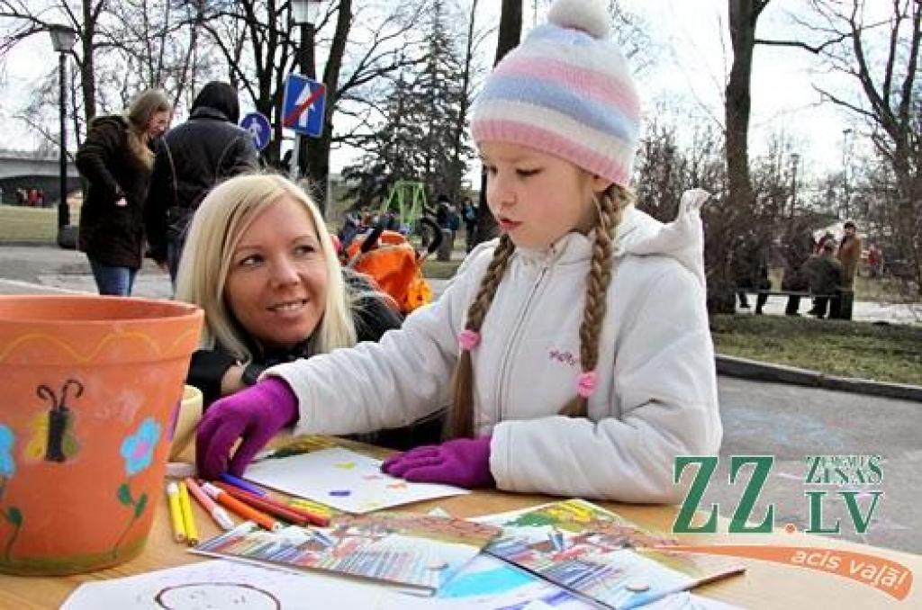 Jelgavas pils parks atkal pulcēja ģimenes uz olu ripināšanām, šūpolēm un citām izdarībām. Šķiet nu jau par gadskārtēju tradīciju kļuvis jautrais gaišzilais zaķis, kas jautri lēkā pie bērniem, un ar savu vasarīgo tērpu liek noprast, ka...