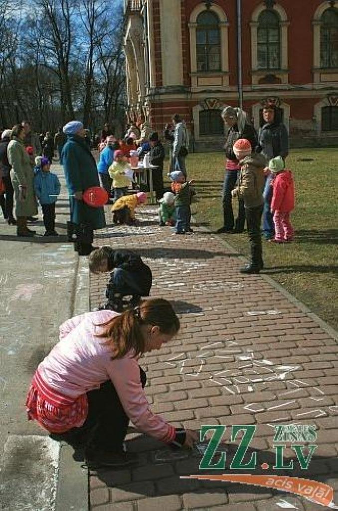Jelgavas pils parks atkal pulcēja ģimenes uz olu ripināšanām, šūpolēm un citām izdarībām. Šķiet nu jau par gadskārtēju tradīciju kļuvis jautrais gaišzilais zaķis, kas jautri lēkā pie bērniem, un ar savu vasarīgo tērpu liek noprast, ka...