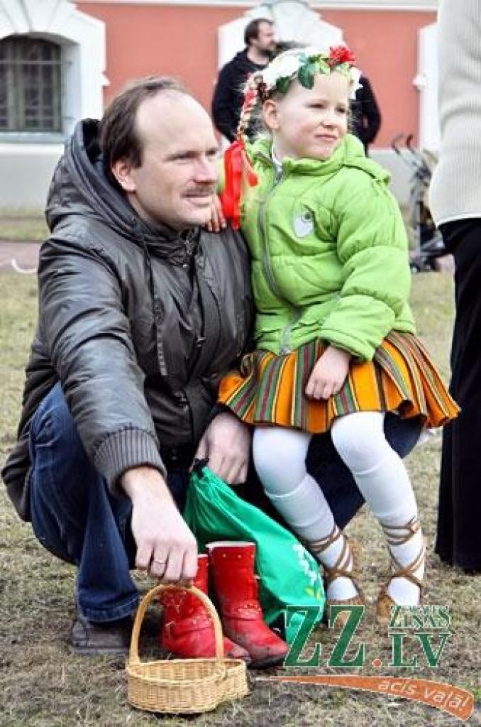 Jelgavas pils parks atkal pulcēja ģimenes uz olu ripināšanām, šūpolēm un citām izdarībām. Šķiet nu jau par gadskārtēju tradīciju kļuvis jautrais gaišzilais zaķis, kas jautri lēkā pie bērniem, un ar savu vasarīgo tērpu liek noprast, ka...