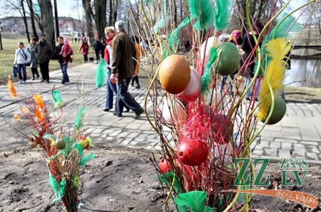 Jelgavas pils parks atkal pulcēja ģimenes uz olu ripināšanām, šūpolēm un citām izdarībām. Šķiet nu jau par gadskārtēju tradīciju kļuvis jautrais gaišzilais zaķis, kas jautri lēkā pie bērniem, un ar savu vasarīgo tērpu liek noprast, ka...