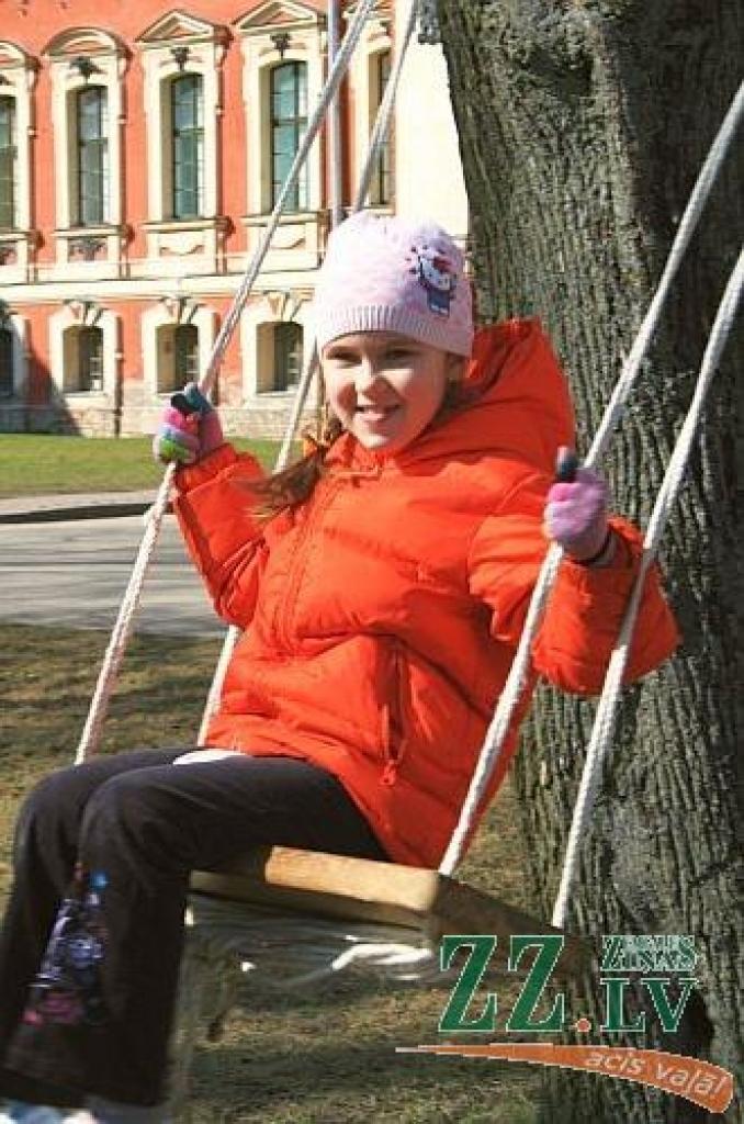 Jelgavas pils parks atkal pulcēja ģimenes uz olu ripināšanām, šūpolēm un citām izdarībām. Šķiet nu jau par gadskārtēju tradīciju kļuvis jautrais gaišzilais zaķis, kas jautri lēkā pie bērniem, un ar savu vasarīgo tērpu liek noprast, ka...