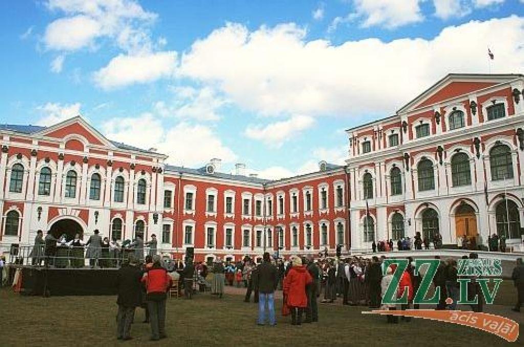 Jelgavas pils parks atkal pulcēja ģimenes uz olu ripināšanām, šūpolēm un citām izdarībām. Šķiet nu jau par gadskārtēju tradīciju kļuvis jautrais gaišzilais zaķis, kas jautri lēkā pie bērniem, un ar savu vasarīgo tērpu liek noprast, ka...