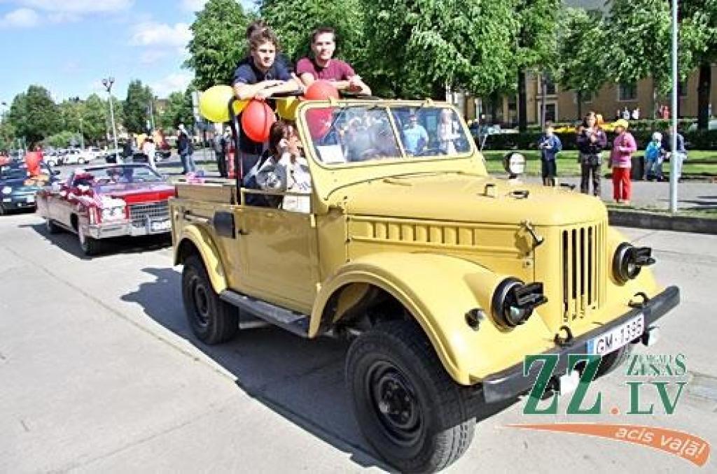 Nu jau vairākus gadus kādreiz tradicionālo motociklistu salidojumu Pilsētas svētkos Jelgavā nomainījusi kabrioletu parāde. Šajā reizē tie bija arī sezonas atklāšanas svētki «Kabrioletu vasara 2010», uz kuru Hercoga Jēkaba laukumā ieradās...