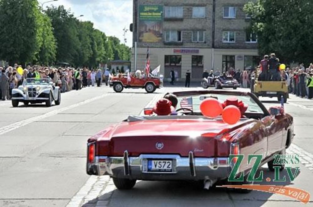 Nu jau vairākus gadus kādreiz tradicionālo motociklistu salidojumu Pilsētas svētkos Jelgavā nomainījusi kabrioletu parāde. Šajā reizē tie bija arī sezonas atklāšanas svētki «Kabrioletu vasara 2010», uz kuru Hercoga Jēkaba laukumā ieradās...