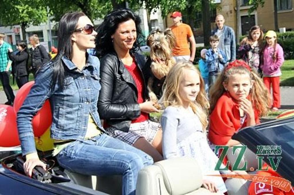 Nu jau vairākus gadus kādreiz tradicionālo motociklistu salidojumu Pilsētas svētkos Jelgavā nomainījusi kabrioletu parāde. Šajā reizē tie bija arī sezonas atklāšanas svētki «Kabrioletu vasara 2010», uz kuru Hercoga Jēkaba laukumā ieradās...