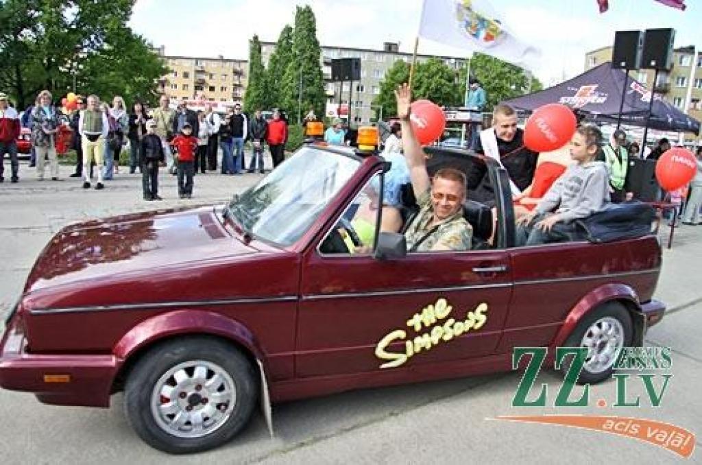 Nu jau vairākus gadus kādreiz tradicionālo motociklistu salidojumu Pilsētas svētkos Jelgavā nomainījusi kabrioletu parāde. Šajā reizē tie bija arī sezonas atklāšanas svētki «Kabrioletu vasara 2010», uz kuru Hercoga Jēkaba laukumā ieradās...
