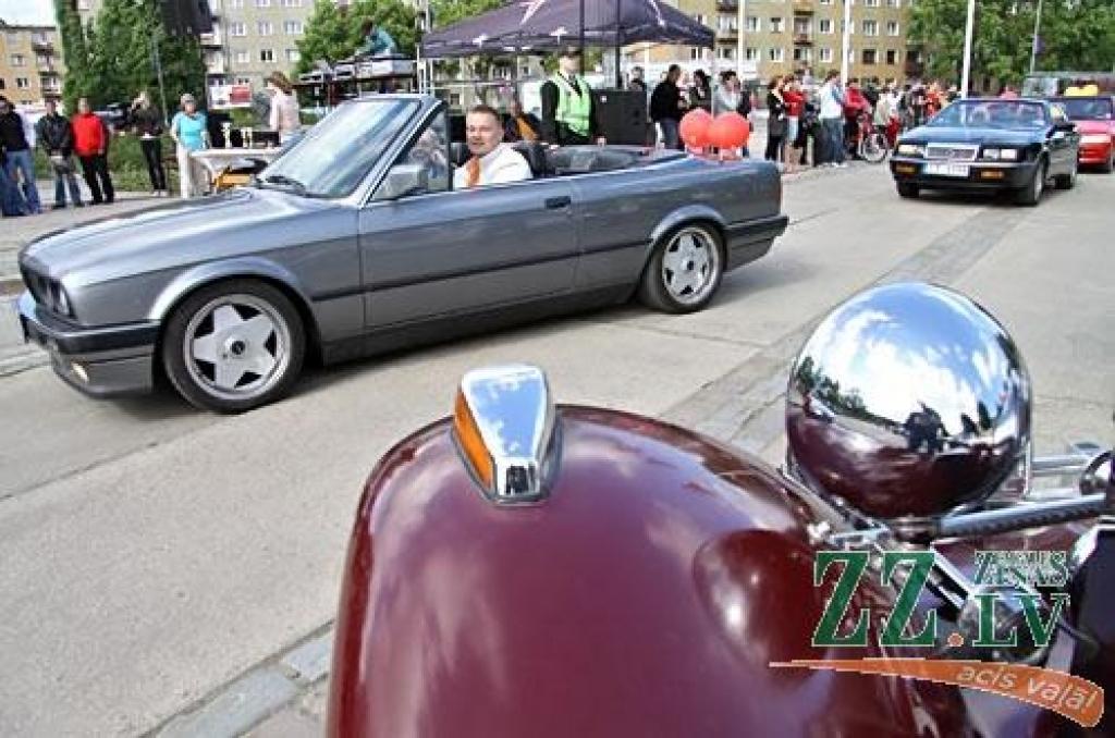 Nu jau vairākus gadus kādreiz tradicionālo motociklistu salidojumu Pilsētas svētkos Jelgavā nomainījusi kabrioletu parāde. Šajā reizē tie bija arī sezonas atklāšanas svētki «Kabrioletu vasara 2010», uz kuru Hercoga Jēkaba laukumā ieradās...