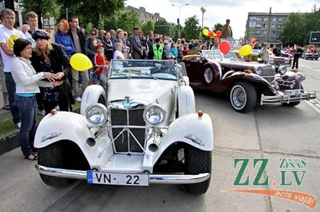 Nu jau vairākus gadus kādreiz tradicionālo motociklistu salidojumu Pilsētas svētkos Jelgavā nomainījusi kabrioletu parāde. Šajā reizē tie bija arī sezonas atklāšanas svētki «Kabrioletu vasara 2010», uz kuru Hercoga Jēkaba laukumā ieradās...