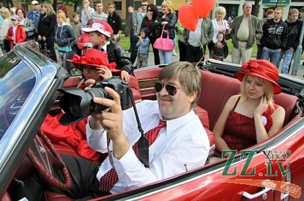 Nu jau vairākus gadus kādreiz tradicionālo motociklistu salidojumu Pilsētas svētkos Jelgavā nomainījusi kabrioletu parāde. Šajā reizē tie bija arī sezonas atklāšanas svētki «Kabrioletu vasara 2010», uz kuru Hercoga Jēkaba laukumā ieradās...
