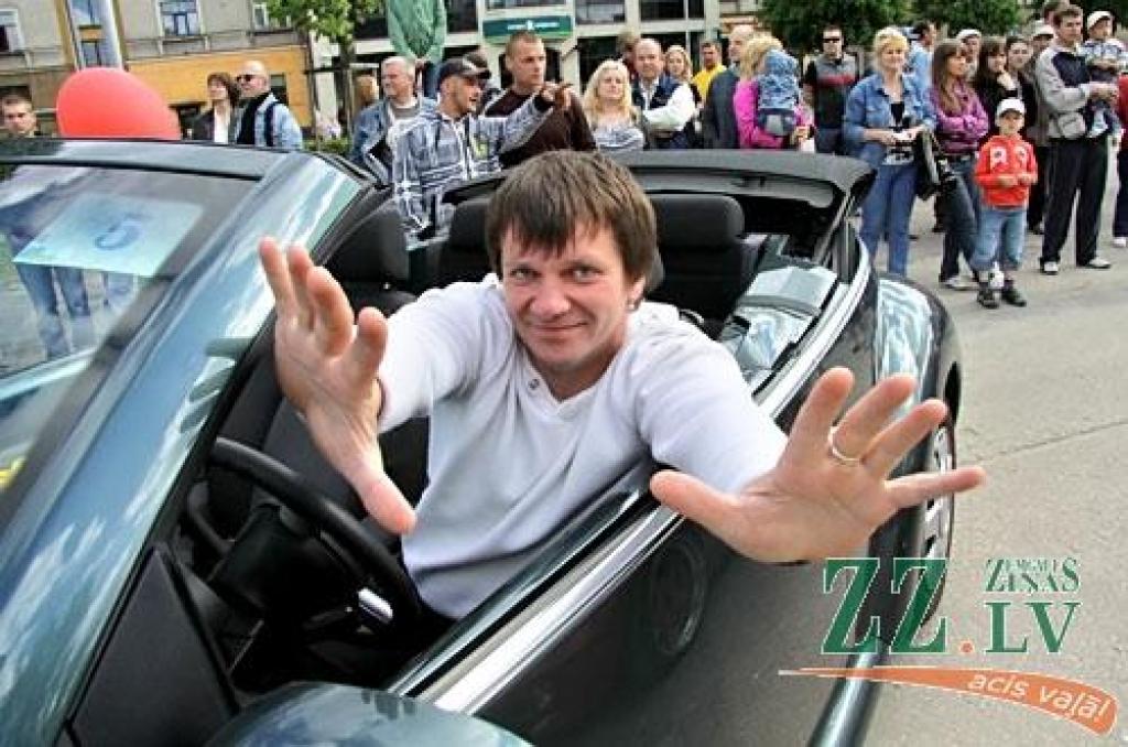 Nu jau vairākus gadus kādreiz tradicionālo motociklistu salidojumu Pilsētas svētkos Jelgavā nomainījusi kabrioletu parāde. Šajā reizē tie bija arī sezonas atklāšanas svētki «Kabrioletu vasara 2010», uz kuru Hercoga Jēkaba laukumā ieradās...