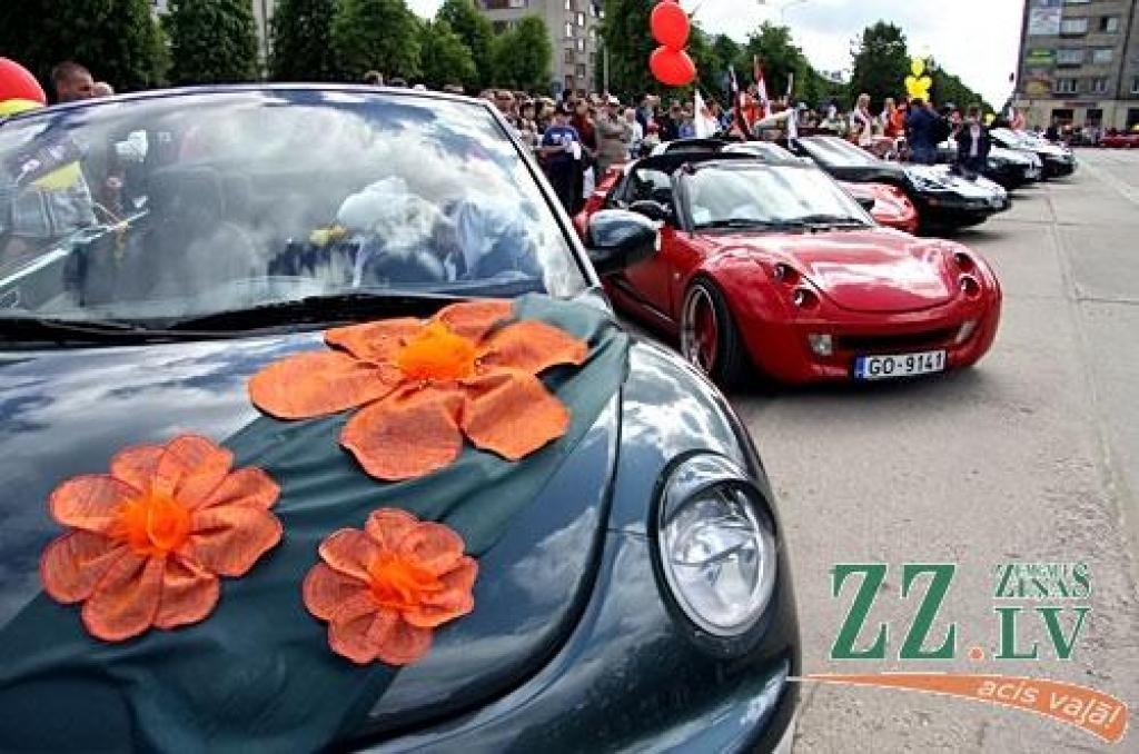 Nu jau vairākus gadus kādreiz tradicionālo motociklistu salidojumu Pilsētas svētkos Jelgavā nomainījusi kabrioletu parāde. Šajā reizē tie bija arī sezonas atklāšanas svētki «Kabrioletu vasara 2010», uz kuru Hercoga Jēkaba laukumā ieradās...