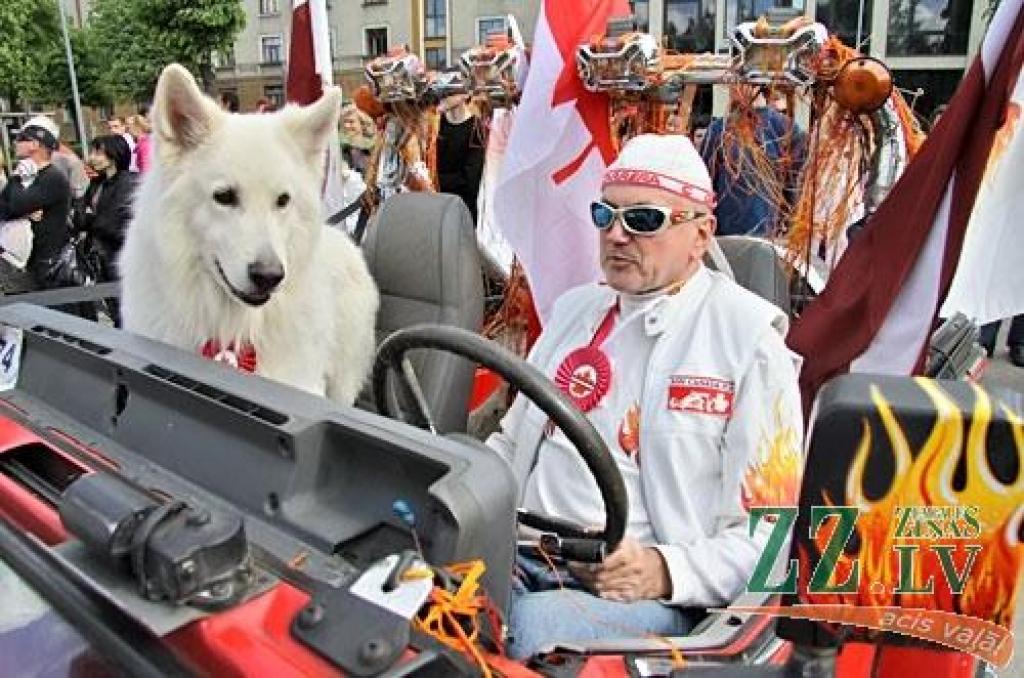 Nu jau vairākus gadus kādreiz tradicionālo motociklistu salidojumu Pilsētas svētkos Jelgavā nomainījusi kabrioletu parāde. Šajā reizē tie bija arī sezonas atklāšanas svētki «Kabrioletu vasara 2010», uz kuru Hercoga Jēkaba laukumā ieradās...