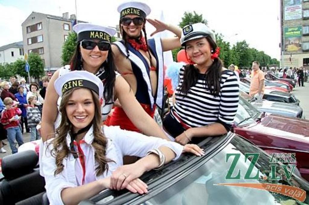 Nu jau vairākus gadus kādreiz tradicionālo motociklistu salidojumu Pilsētas svētkos Jelgavā nomainījusi kabrioletu parāde. Šajā reizē tie bija arī sezonas atklāšanas svētki «Kabrioletu vasara 2010», uz kuru Hercoga Jēkaba laukumā ieradās...