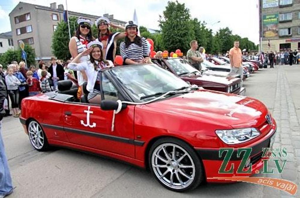 Nu jau vairākus gadus kādreiz tradicionālo motociklistu salidojumu Pilsētas svētkos Jelgavā nomainījusi kabrioletu parāde. Šajā reizē tie bija arī sezonas atklāšanas svētki «Kabrioletu vasara 2010», uz kuru Hercoga Jēkaba laukumā ieradās...