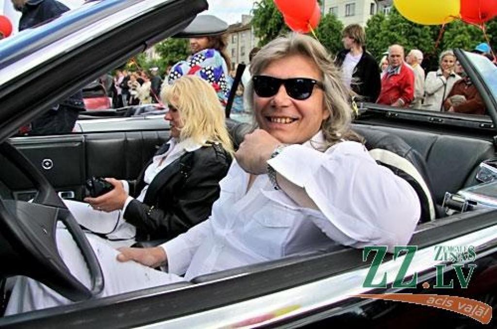 Nu jau vairākus gadus kādreiz tradicionālo motociklistu salidojumu Pilsētas svētkos Jelgavā nomainījusi kabrioletu parāde. Šajā reizē tie bija arī sezonas atklāšanas svētki «Kabrioletu vasara 2010», uz kuru Hercoga Jēkaba laukumā ieradās...