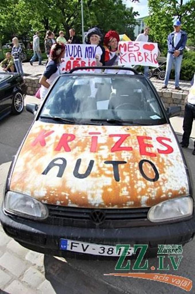 Nu jau vairākus gadus kādreiz tradicionālo motociklistu salidojumu Pilsētas svētkos Jelgavā nomainījusi kabrioletu parāde. Šajā reizē tie bija arī sezonas atklāšanas svētki «Kabrioletu vasara 2010», uz kuru Hercoga Jēkaba laukumā ieradās...