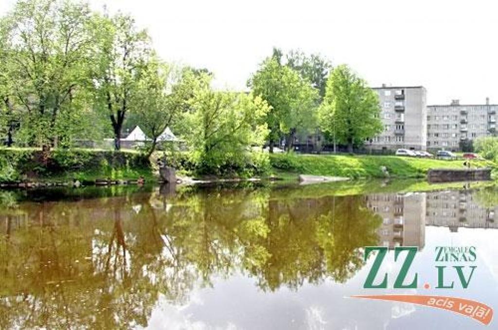 Vecajā attēlā Driksas krastā redzam Kurzemes bruņniecības namu jeb «Ritterhaus», kurā Latvijas brīvvalsts laikā iemājoja 2.Jelgavas Valsts vidusskola. Nams atradies aptuveni starp tagadējo viesnīcu un piecstāvu dzīvojamo ēku. Iespējams, ka...