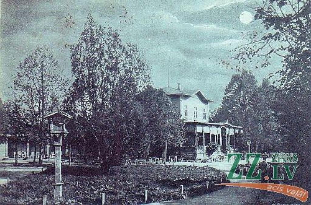 Kaut arī paviljona ēka Jelgavas pils parkā mūsdienās zināma kā LLU Studentu kluba mājvieta, bet tā būvēta kā restorāns. Vecajā attēlā redzam, ka arī agrāk ap to vietu atradies restorāns ar kolonnu terasi - tas bija «Sans Souci» (franču...