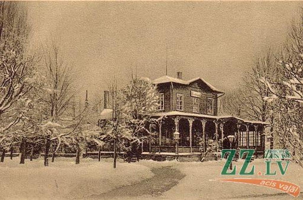 Kaut arī paviljona ēka Jelgavas pils parkā mūsdienās zināma kā LLU Studentu kluba mājvieta, bet tā būvēta kā restorāns. Vecajā attēlā redzam, ka arī agrāk ap to vietu atradies restorāns ar kolonnu terasi - tas bija «Sans Souci» (franču...
