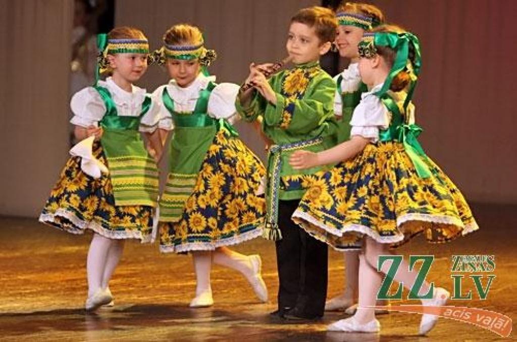 Akcentējot nacionālo kultūru dažādību un bagātību Jelgavā, kā arī spēju vienoties un piederēt savai valstij, piektdienas, 21.maija, vakarā pilsētas kultūras namā izskanēja Jelgavas nacionālo kultūras biedrību asociācijas rīkotais koncerts...