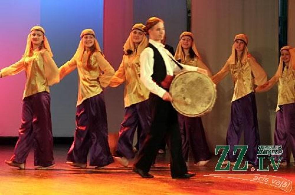 Akcentējot nacionālo kultūru dažādību un bagātību Jelgavā, kā arī spēju vienoties un piederēt savai valstij, piektdienas, 21.maija, vakarā pilsētas kultūras namā izskanēja Jelgavas nacionālo kultūras biedrību asociācijas rīkotais koncerts...