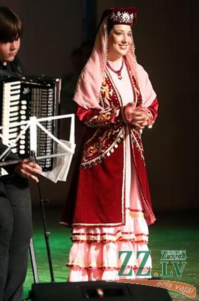 Akcentējot nacionālo kultūru dažādību un bagātību Jelgavā, kā arī spēju vienoties un piederēt savai valstij, piektdienas, 21.maija, vakarā pilsētas kultūras namā izskanēja Jelgavas nacionālo kultūras biedrību asociācijas rīkotais koncerts...