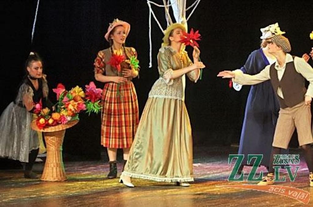 Ādolfa Alunāna Jelgavas teātris vakar un šodien mazajiem skatītājiem un viņu pieaugušajiem pavadoņiem bija sagādājis iespēju satikties ar Mazo raganiņu (Ilva Zvilna), gudrāko kraukli pasaulē Abraksu (Jānis Dūrējs) un nešpetnajām raganām,...