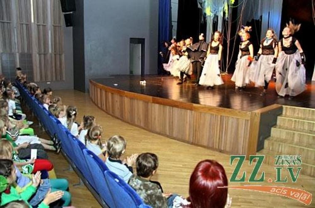 Ādolfa Alunāna Jelgavas teātris vakar un šodien mazajiem skatītājiem un viņu pieaugušajiem pavadoņiem bija sagādājis iespēju satikties ar Mazo raganiņu (Ilva Zvilna), gudrāko kraukli pasaulē Abraksu (Jānis Dūrējs) un nešpetnajām raganām,...