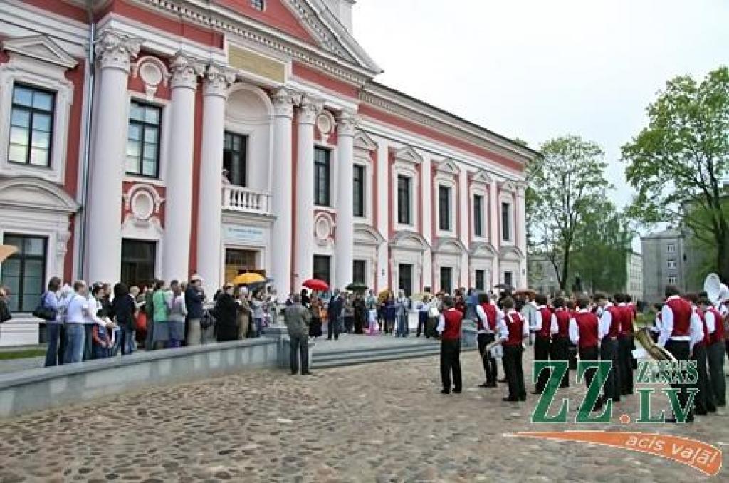 Tieši septiņos vakarā ar hercoga Jēkaba uzrunu no «Academia Petrina» ēkas balkona sākās Muzeju nakts pasākumi Ģ.Eliasa Jelgavas Vēstures un mākslas muzejā. Līdz pat vieniem naktī rosība valdīs gan šeit, gan Jelgavas pilī, gan Dzelzceļa...